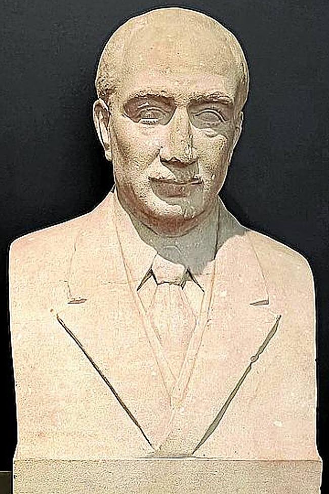 El busto de Demetrio, abuelo paterno del autor, que inspiró un personaje de 'Tiempo de destrucción'.