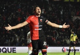 Facundo Garcés celebra uno de sus goles con el Colón.