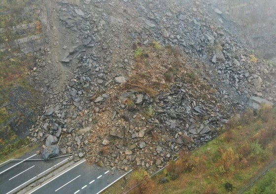 Corte total de la autopista del Huerna por un desprendimiento de enormes dimensiones