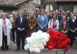 El acto ha sido presidido por el alcalde, Juan Mari Aburto, junto a la Corporación Municipal y el Foro Bilbao para la Paz y la Convivencia.