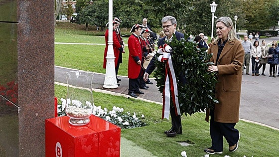 Bilbao rinde homenaje a «todas las víctimas del terrorismo» y el alcalde llama a «no olvidar»