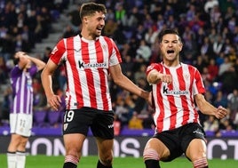 Martón celebra con Guruzeta el gol del empate.