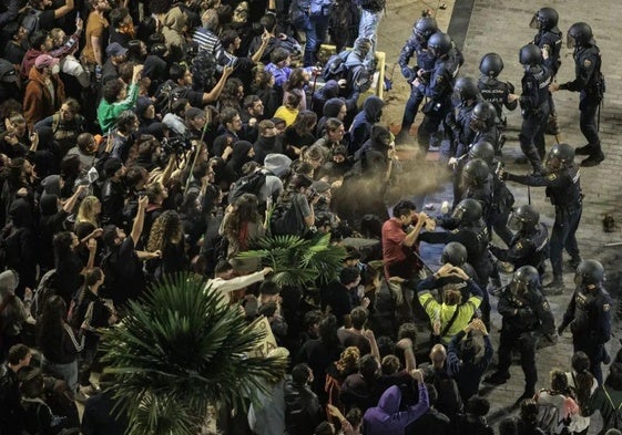 31 policías heridos en los altercados de la manifestación de Valencia