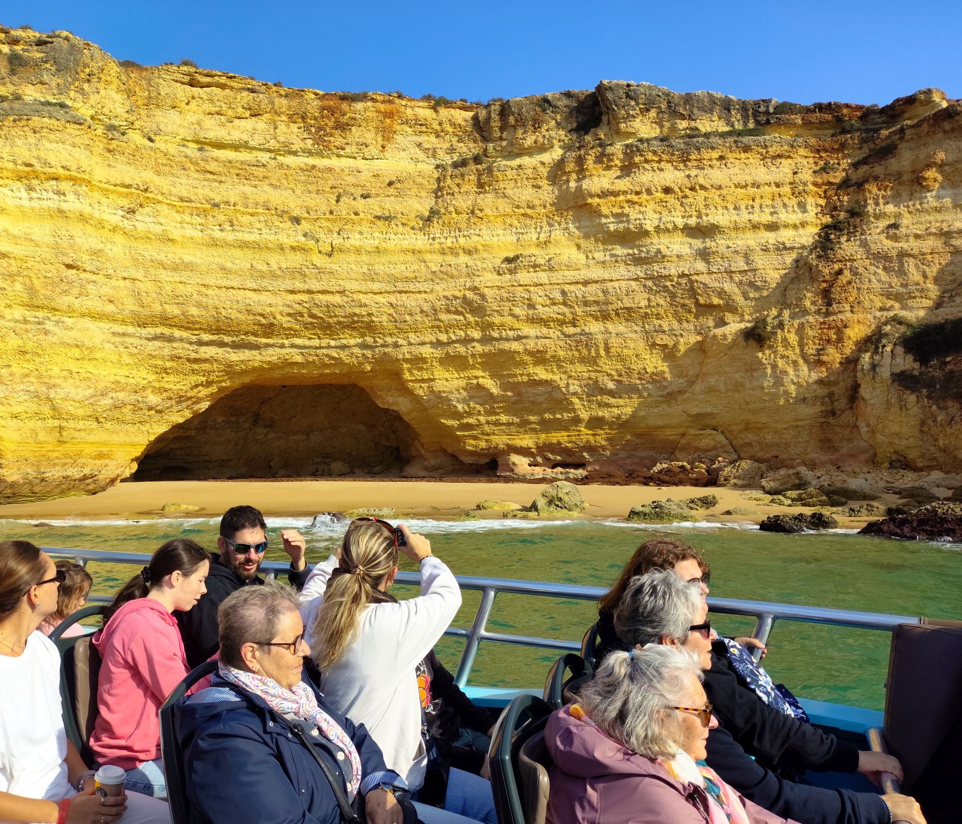 Excursión en barco para ver las grutas de la costa.