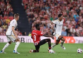 Iñaki Williams traba a Bellingham en presencia de Kroos en el partido de la pasada temporada.