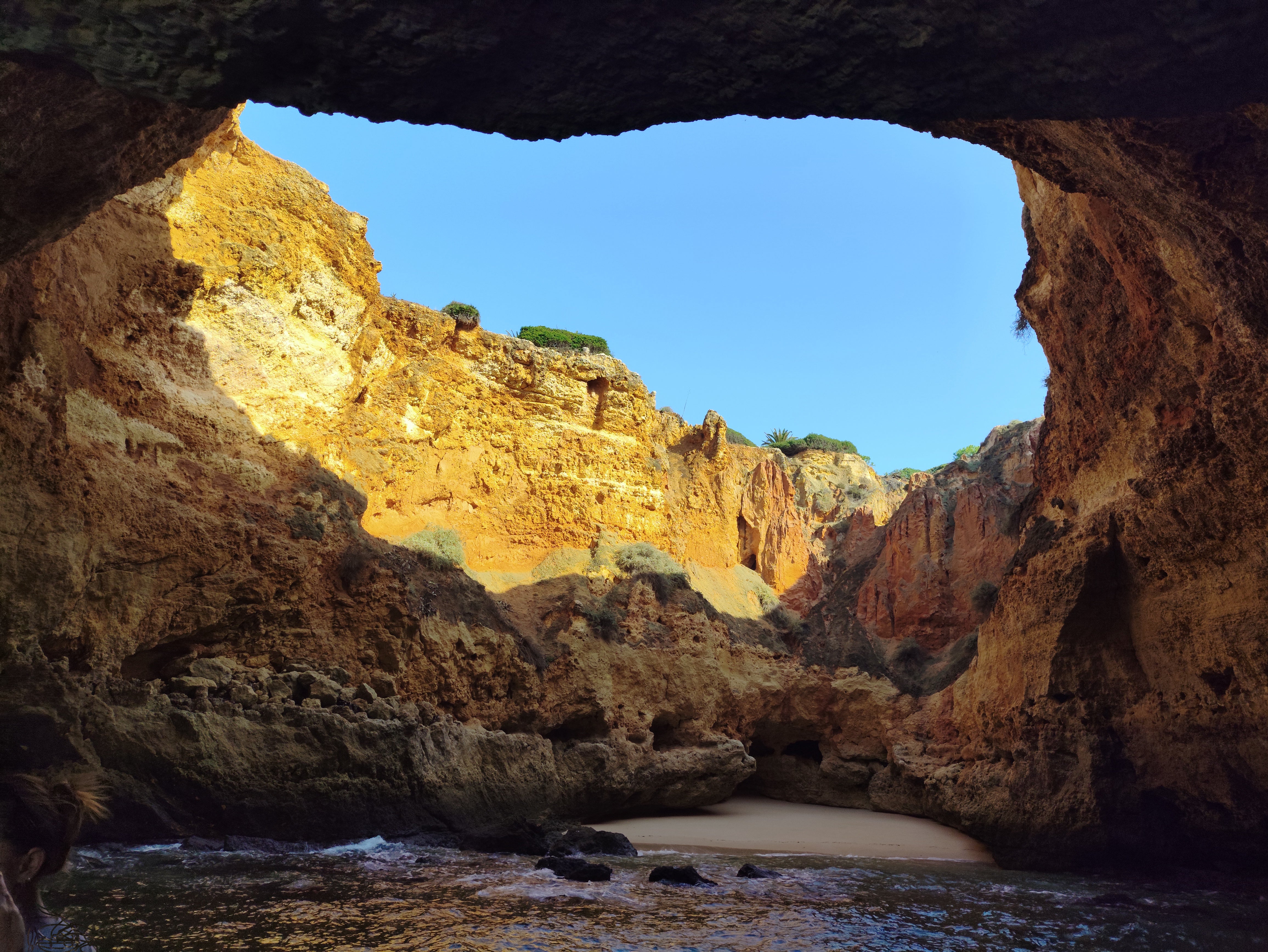 Una de las cuevas existentes en la costa