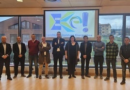 La alcaldesa de Erandio, Aitziber Oliban, y representantes de empresas presentan la nueva comunidad energética del municipio.