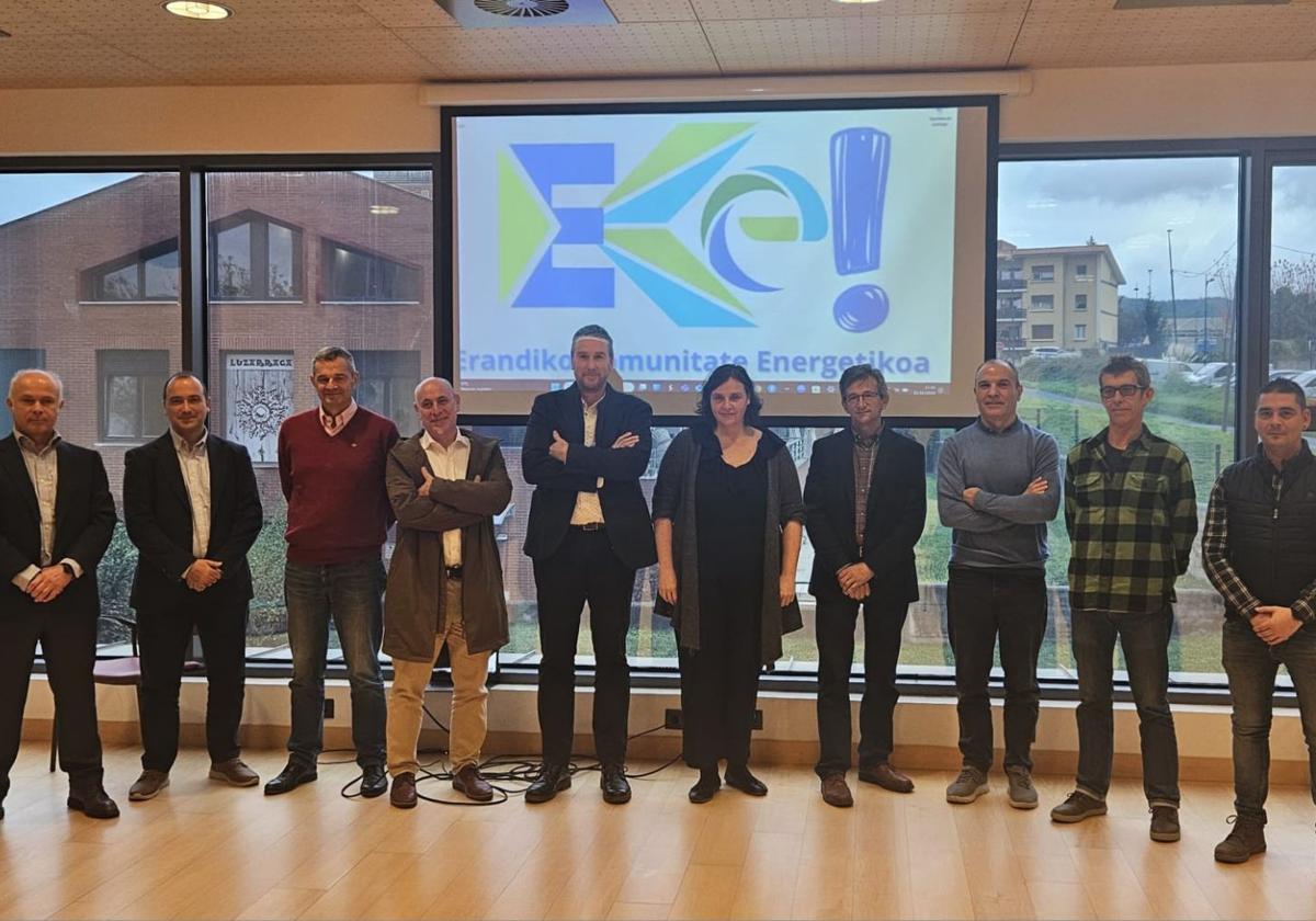 La alcaldesa de Erandio, Aitziber Oliban, y representantes de empresas presentan la nueva comunidad energética del municipio.