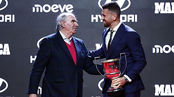 Unai Simón recoge su primer 'Zamora': «Es un honor haber crecido en el Athletic escuchando historias del 'Txopo'»