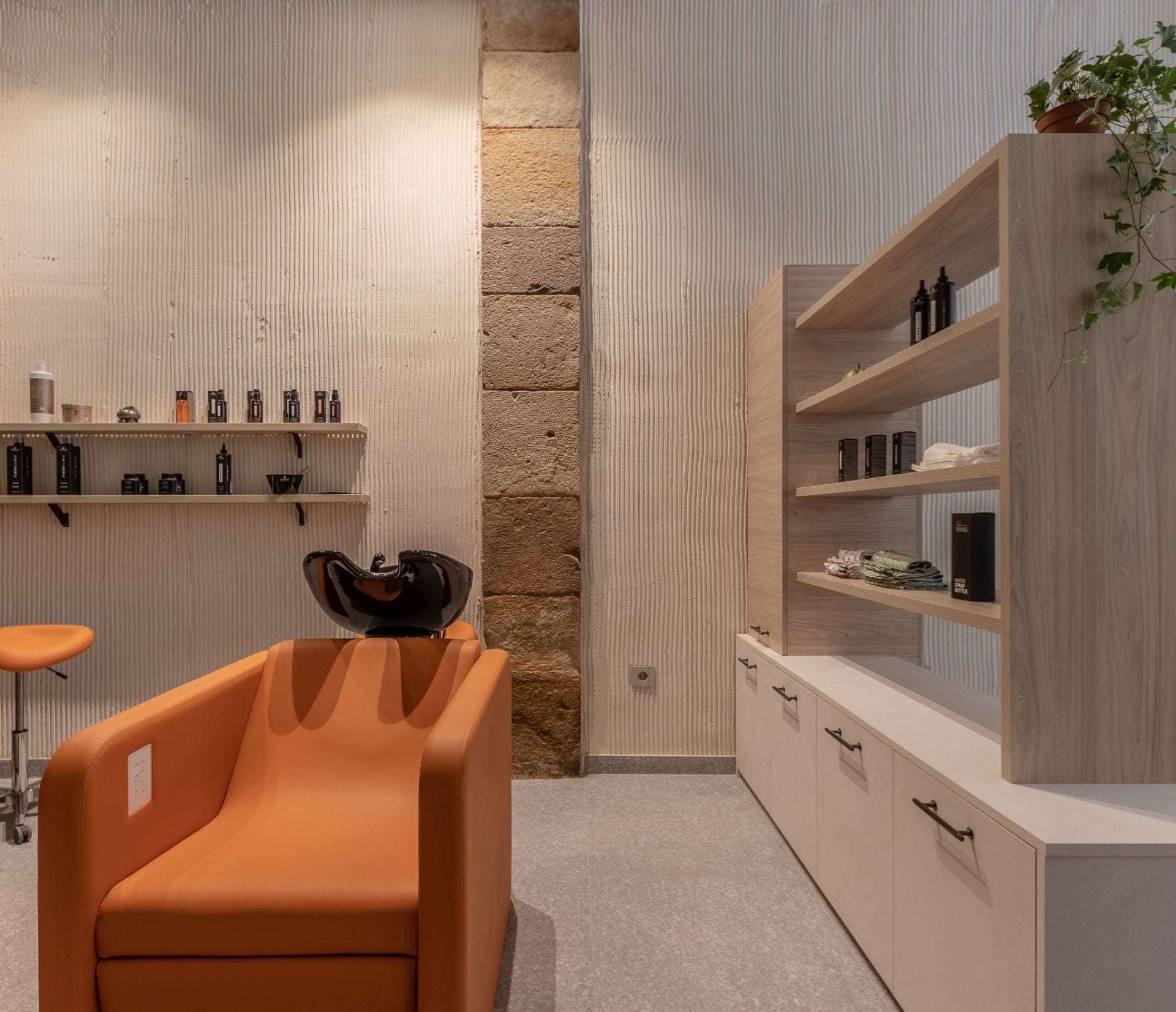 Bruna, la chica de rizos que ha abierto una peluquería especializada en el método curly en Bilbao