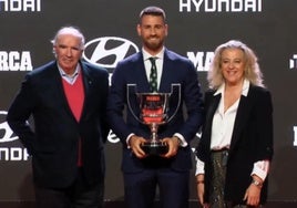 Unai Simón ha recibido el trofeo 'Zamora' de manos de José Ángel Iribar.