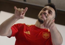 El primer posado de Aitor Paredes con la camiseta de la selección española