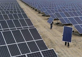 Obras de un parque fotovoltaico, en una imagen de archivo