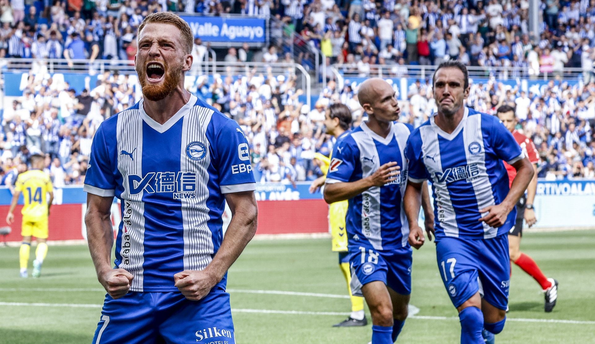 Carlos Vicente celebra con rabia uno de los goles del Alavés ante Las Palmas.