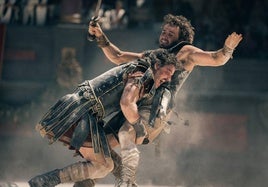 Pedro Pascal y Paul Mescal luchan a muerte en el Coliseo romano en una de las escenas cumbre de 'Gladiator'.