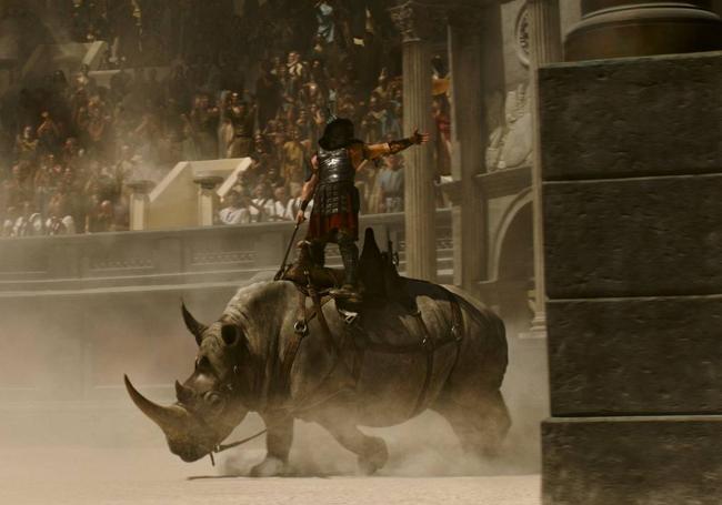 Un gladiador a lomos de un rinoceronte en una de las batallas más espectaculares del filme.