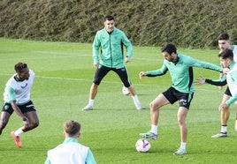 Lekue protege el balón ante Prados bajo la mirada de Djaló, Yuri, Nuñez y Jauregizar.