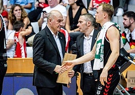 Ponsarnau da órdenes a sus jugadores