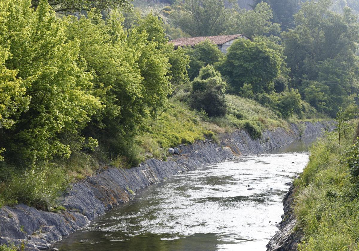 El río Nervión a su paso por Llodio esta siendo encauzado.