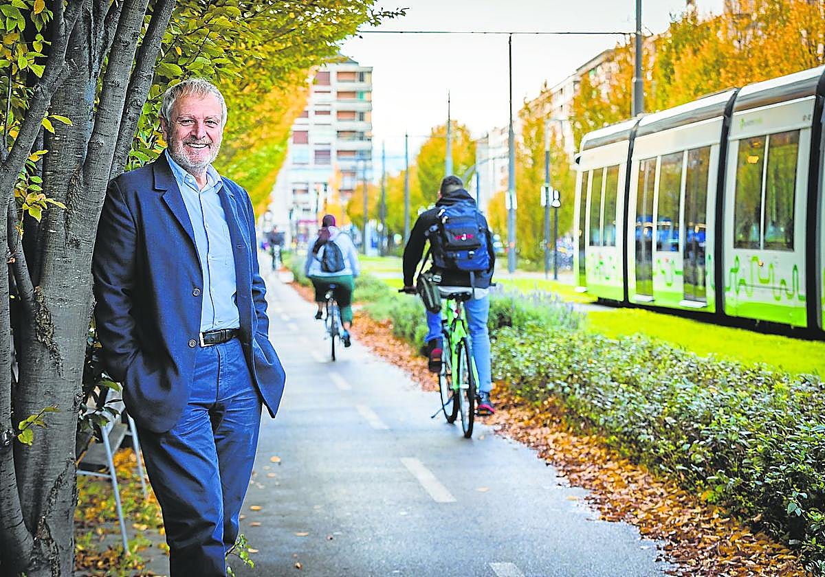 El ecólogo urbano cree necesario apostar por el transporte público y mejorar sus frecuencias para reducir el uso de los vehículos.