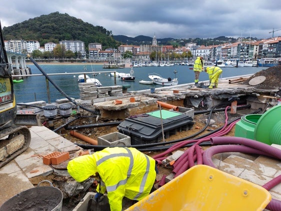 Varios operarios trabajan en las nuevas instalaciones del puerto de Lekeitio.