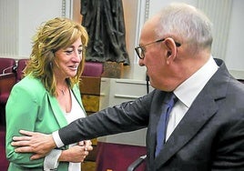 Ramiro González (PNV) saluda a Eva López de Arroyabe (EH Bildu) en las Juntas Generales de Álava.