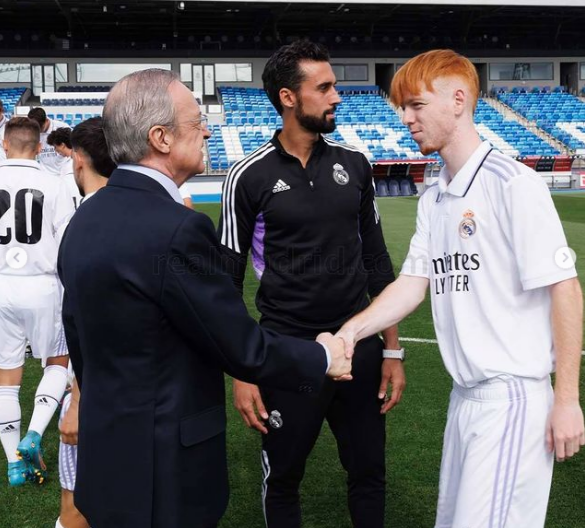 Cucalón estrecha la mano de Florentino Pérez.