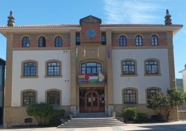 La bandera del orgullo LGTBIQ colocada en la sede del Consistorio de Gorliz.