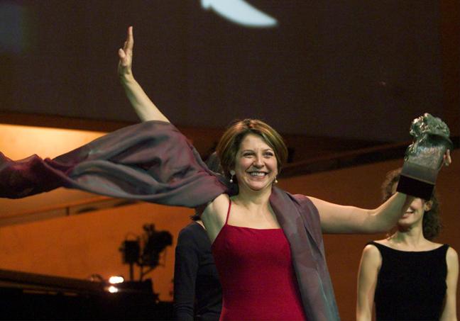 Esther García con el Goya que obtuvo en 2000 como directora de producción de 'Todo sobre mi madre'.
