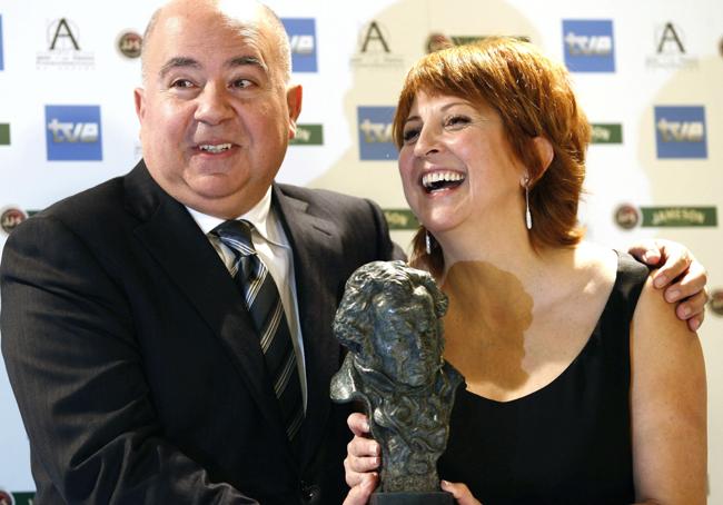 Agustín Almodóvar y Esther García con el Goya como productores de 'Volver' en 2007.