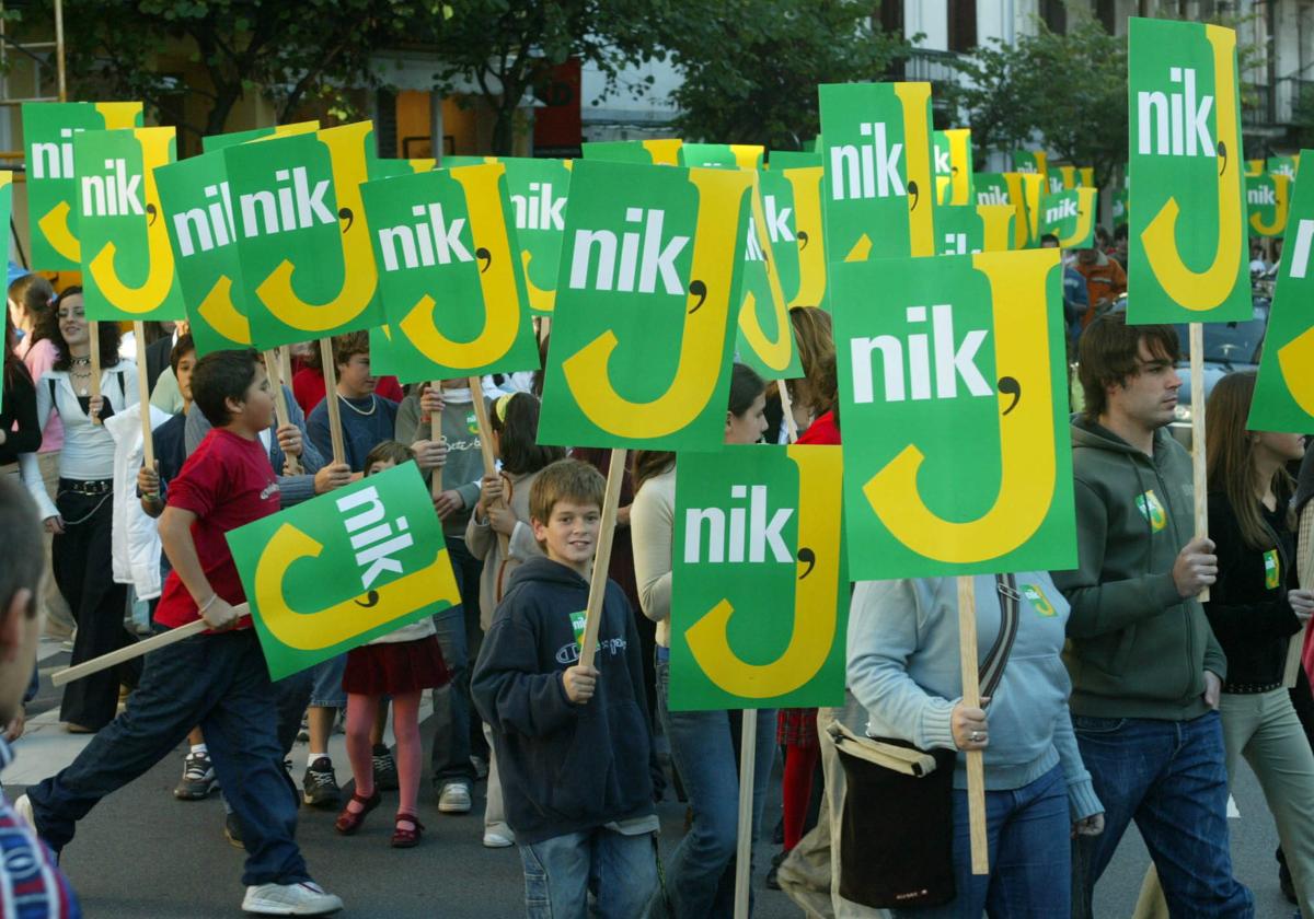 Manifestación en memoria de Jokin Ceberio por las calles de Hondarribia en 2004.