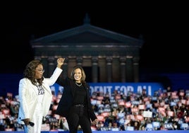 Oprah Winfrey eta Kamala Harris, kanpaina-amaierako mitinean.