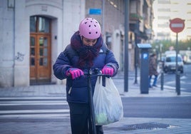 Una joven se protege del frío este miércoles en Vitoria.