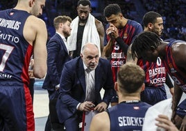 Laso da instrucciones a sus jugadores durante el partido ante el Efes.