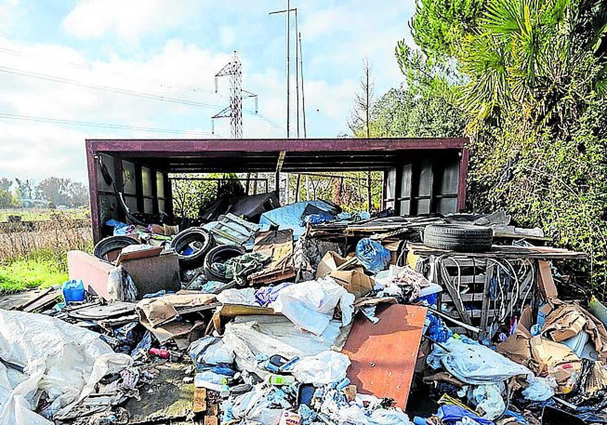 Vertedero ilegal frente a las intalaciones de Apaolaza.