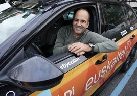 Rubén Pérez posa ya dentro del coche como nuevo director del Euskaltel. Vuelve después de la forzada retirada de 2013