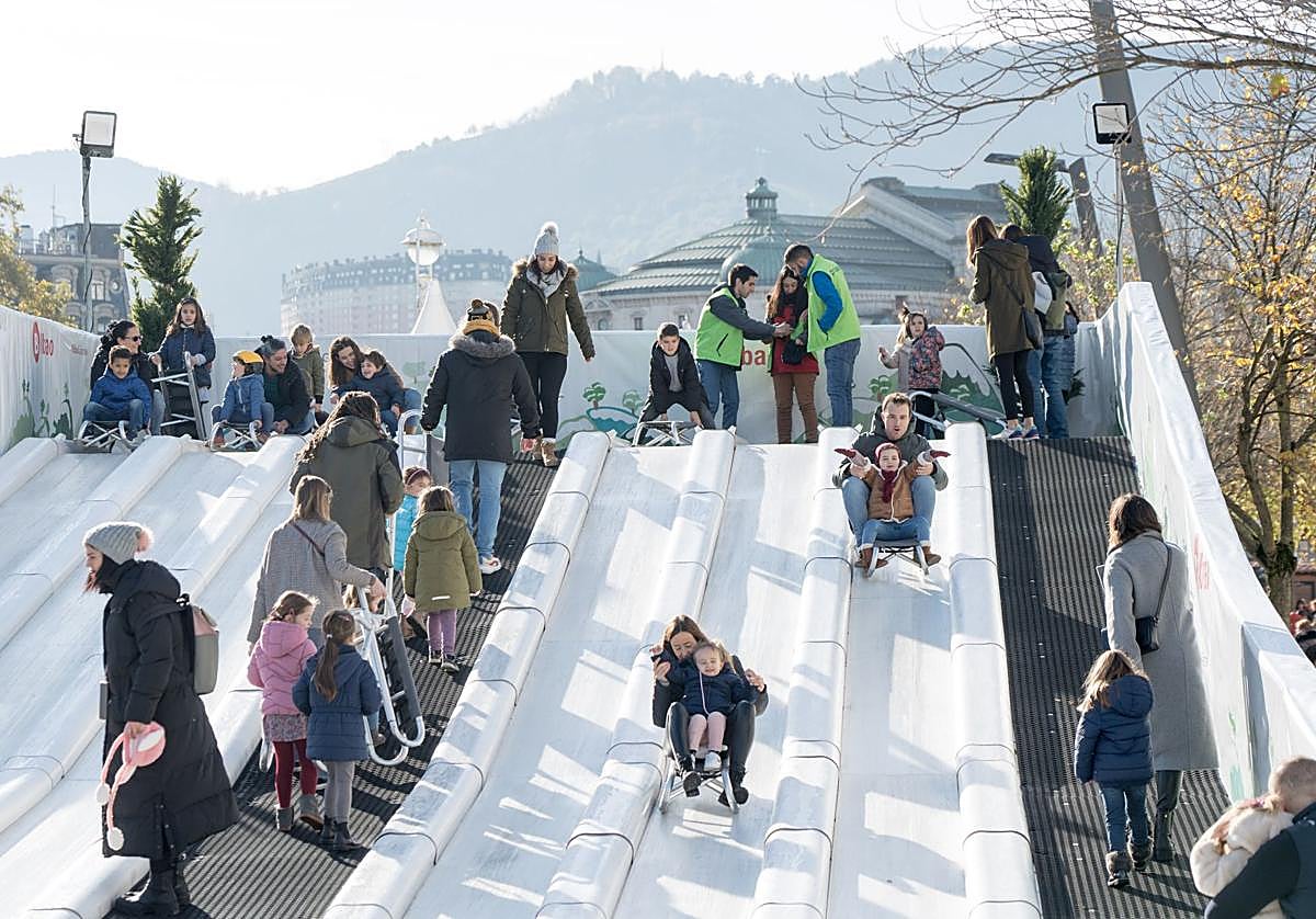 Vuelven a Bilbao por Navidad el tobogán y la pista de hielo: fechas, horarios y precios