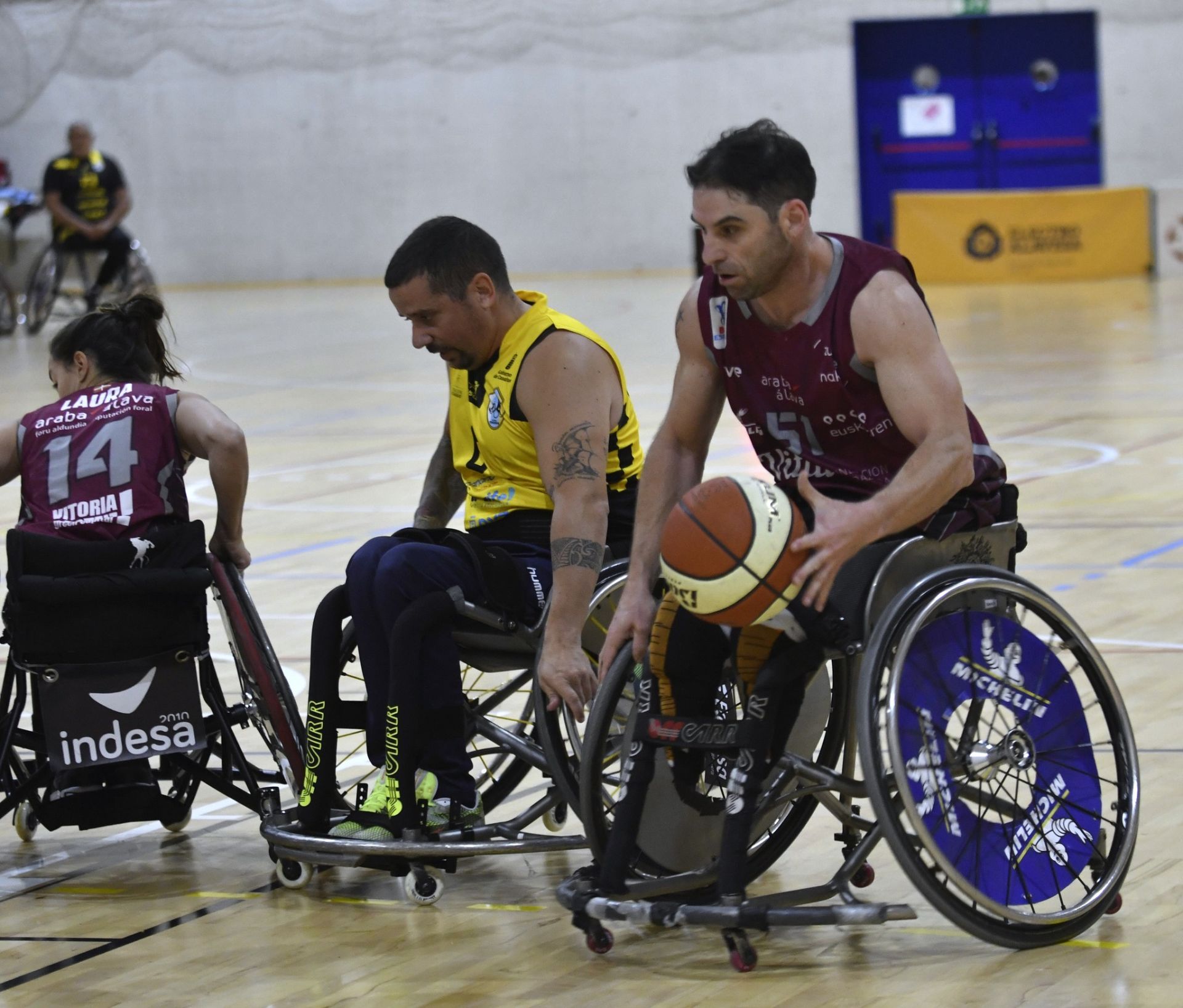 Encuentro de la pasada temporada disputado en el polideportivo de Ariznabarra.