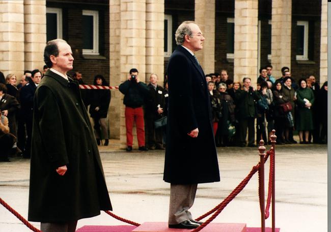 El lehendakari Ardanza y el consejero Atutxa, en la academia de Arkaute.