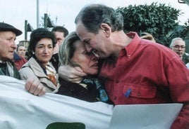 Juan María Atutxa abraza a una vecina de Lemoa en las manifestaciones organizadas tras conocerse que ETA quería asesinar al consejero.