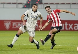 Eneko Aguilar, que el curso pasado militaba en Osasuna, pugna por un balón con Roberto Arroyo.