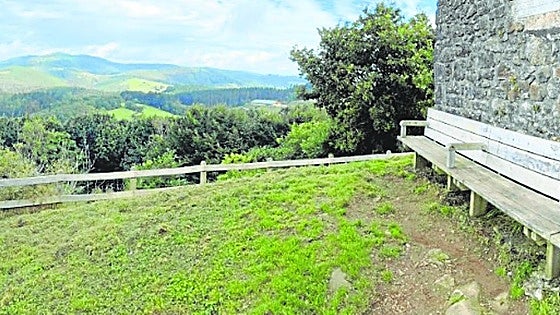 Un mirador en Bizkaia desde donde se pueden ver las montañas de Gipuzkoa y Burgos