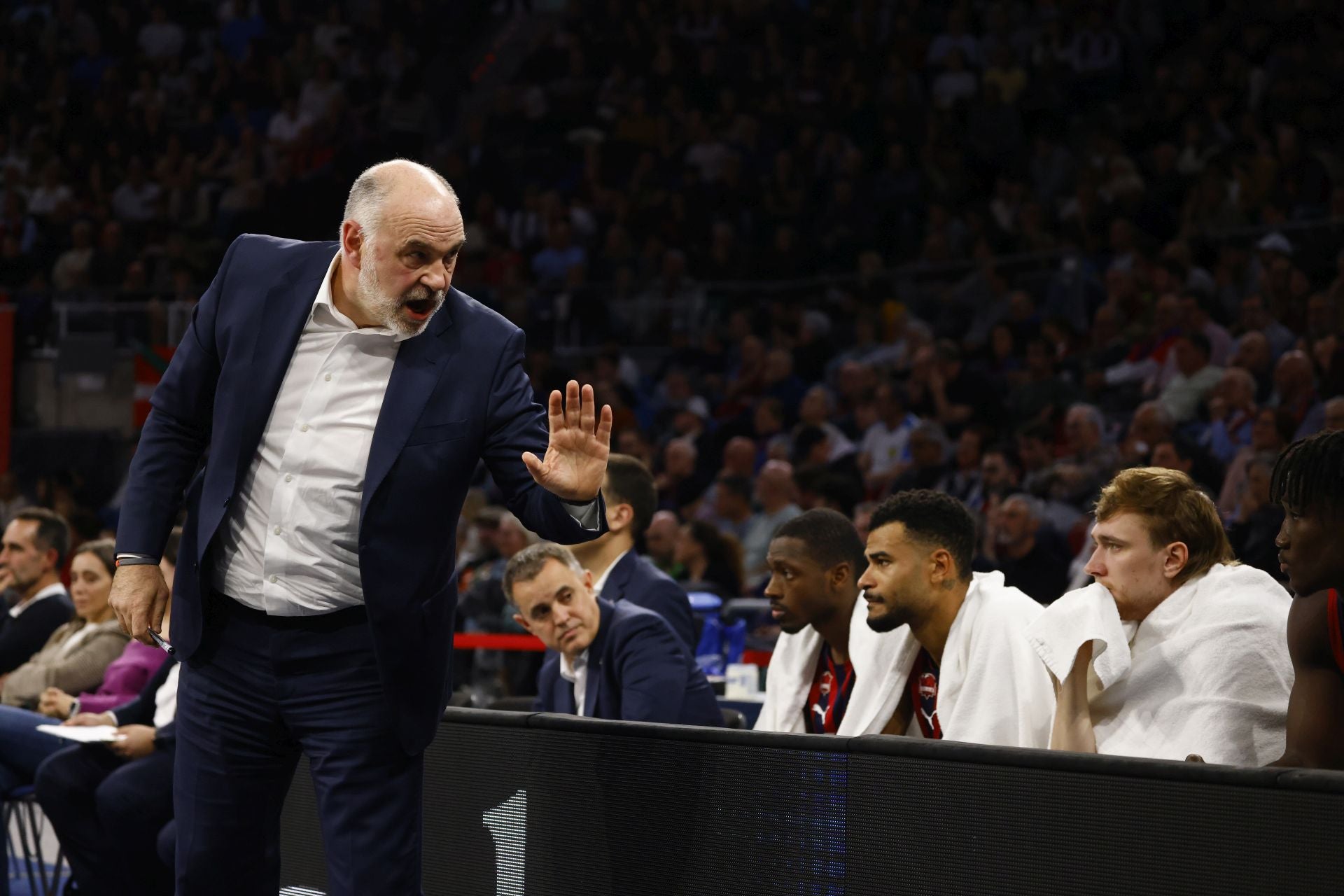 Laso se dirige a su banquillo durante el Baskonia-Mónaco.