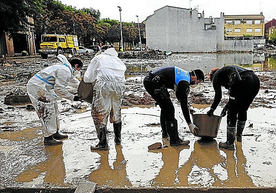Tareas de limpieza en las calles de Paiporta, uno de los municipios que ha contratado seguridad privada.