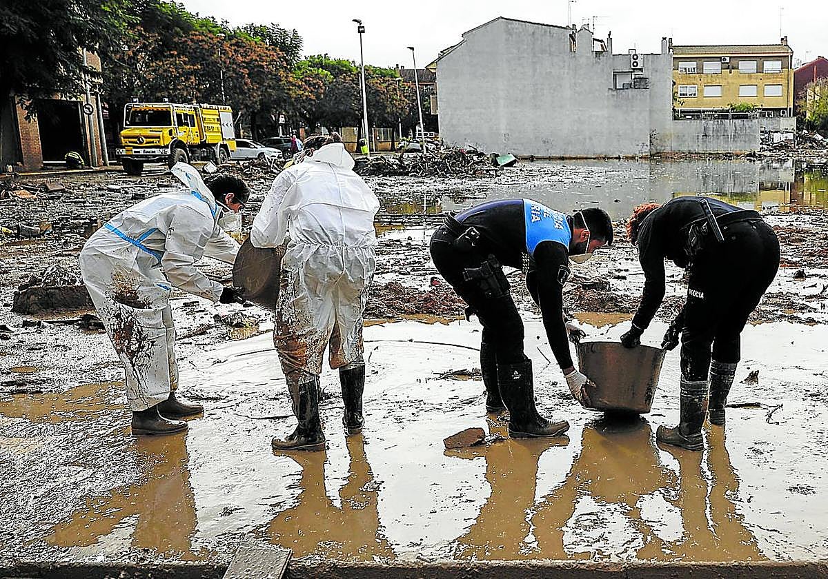 Tareas de limpieza en las calles de Paiporta, uno de los municipios que ha contratado seguridad privada.