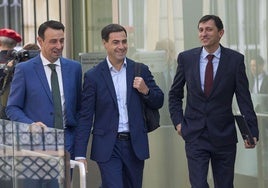 Mikel Torres, Imanol Pradales y Nöel d'Anjou, el día en que presentaron los Presupuestos de 2025 ante el Parlamento vasco.
