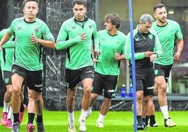 Control. Valverde mira su cronómetro en un entrenamiento en Lezama.