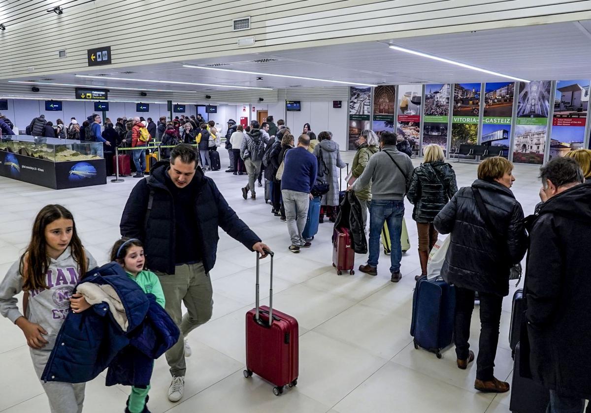 Pasajeros esperan para facturar en Foronda.