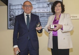 Ramiro González e Itziar Gonzalo con el USB de las cuentas.