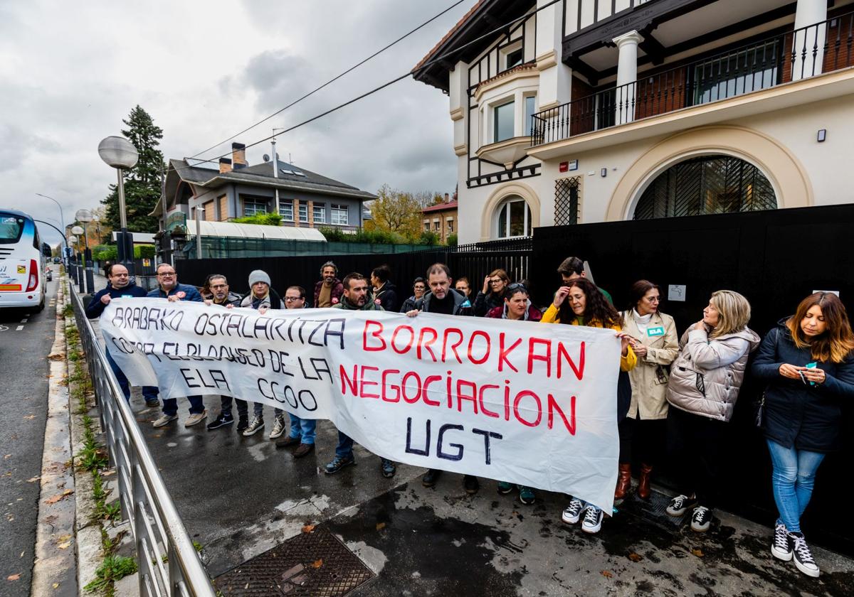 Los sindicatos se manifestaron este lunes frente a la sede de SEA en Vitoria.